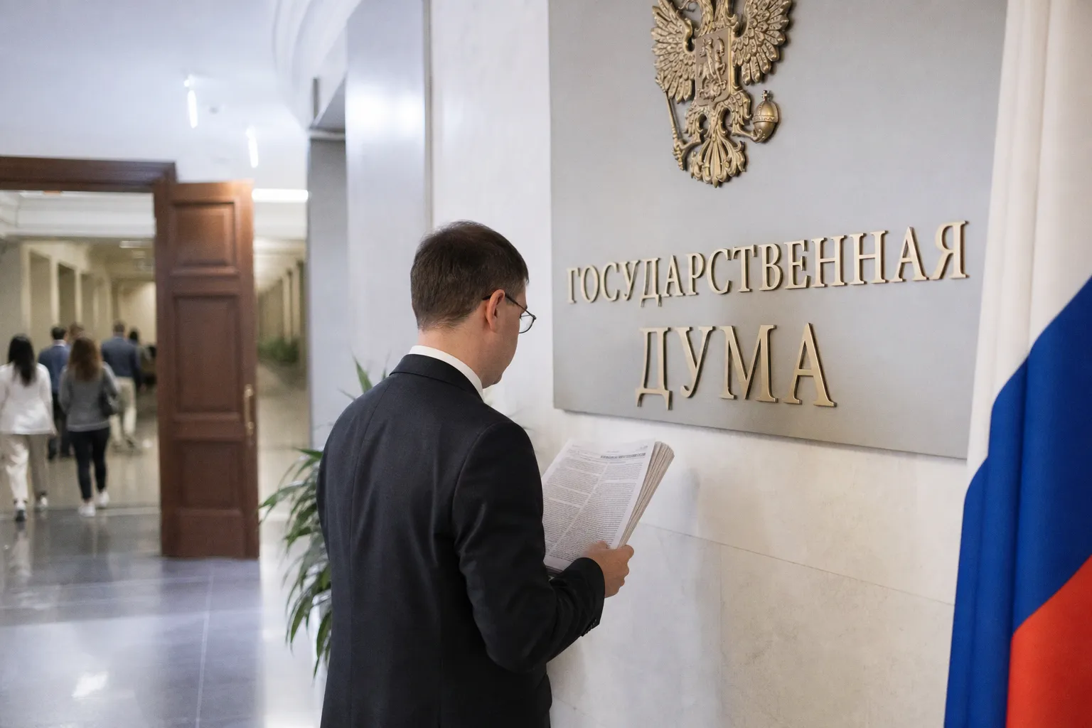 Новый закон об ИИ: как государство регулирует нейросети и авторские права