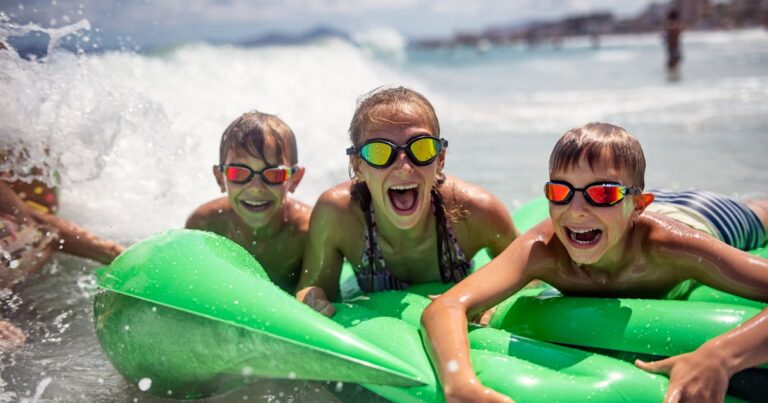 kids are splashing having