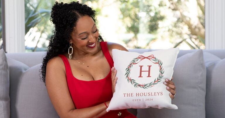 gna1194 na fy25 holiday influencer hero image pillow 1280x720